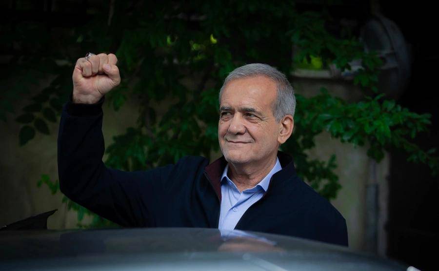 Eron prezidenti maoshini maktab qurilishiga oʻtkazdi